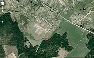 Сохранился небольшой участок насыпи из камня за деревней Слобода. "Финские" домики остаются справа,идём дальше,перед лесом канава,поворачиваем налево и метров через 100 будет свалка,которую местное население устроило прямо на искомом объекте