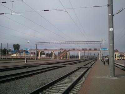 Станция Жлобин-пассажирский, вдалеке отстаивается ЭР9Е 609... в ожидании вечернего обратного рейса на Минск