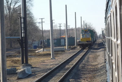Буда-Кошелевская - перед Будой "пробел" около 2-х км. - вода мешает и ЛЭП, пересекающая ж/д пути. Под пути уложены пластиковые трубы для прокладки кабелей.