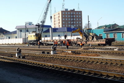 Нечетная горловина ст. Гомель. Еще одна бригада в это время работала в районе путепровода на въезде в Гомель от ст. Светоч. Судя по многочисленным следам техники возле ж/д, часть работы на всем участке Салтановка-Гомель производилась с "земли".