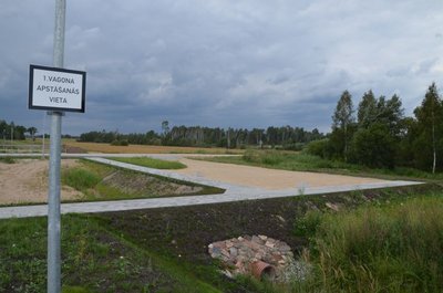 Даже на глухом о. п. Мулдакменс оборудовали автомобильную стоянку для удобства пассажиров