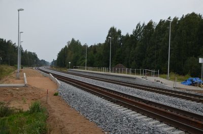 Строительство новых платформ остановочного пункта. Ликвидированный разъезд Алотене находился сразу за кривой, на прямом участке.