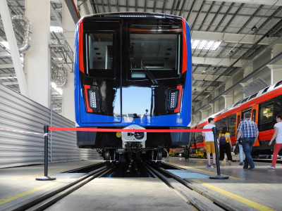 Один в метропоездов для Минского метрополитена в цеху запуска поездов и трамваев