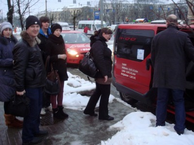 Народ загружается, чтобы уже ехать в порт.