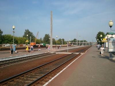 Вид на пути и платформы со стороны вокзала в Бобруйске (в сторону Осиповичей)