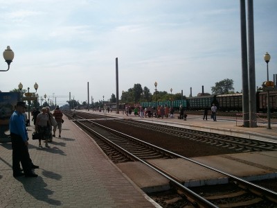 Вид на пути и платформы со стороны вокзала в Бобруйске (в сторону Березины)